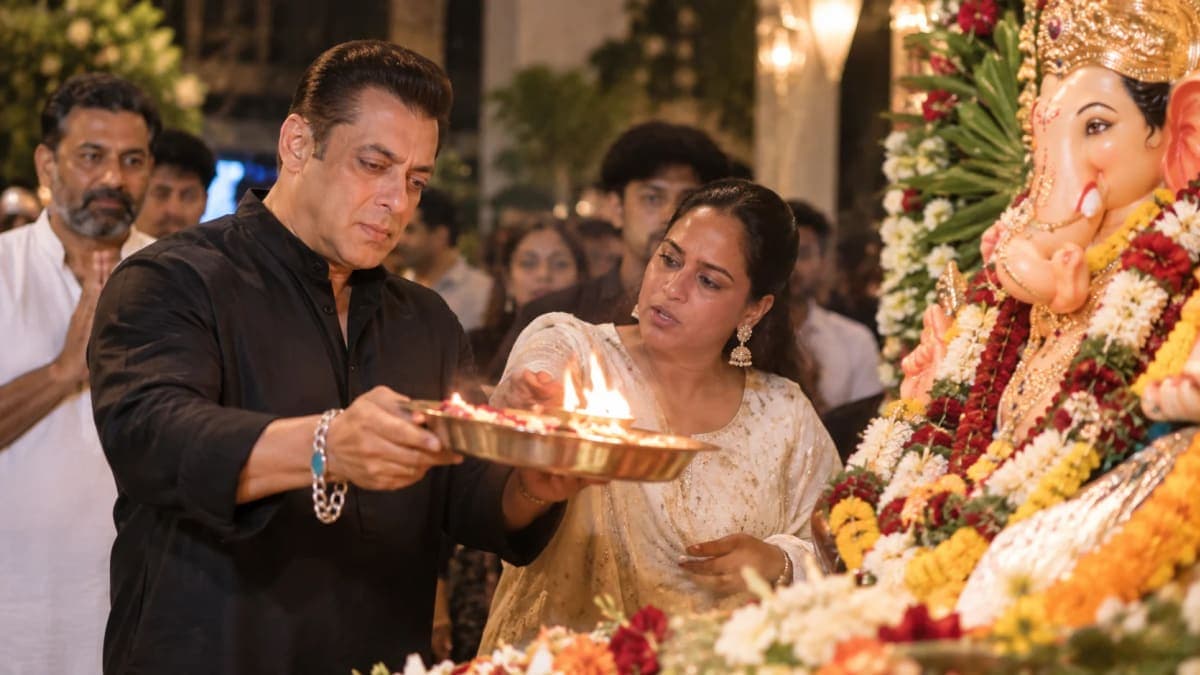 Salman Khan Performs Ganpati Aarti at Family Visarjan, Sister Arpita Steps In During Viral Moment